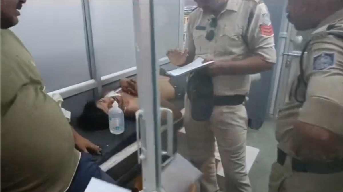 दिनदहाड़े सड़क पर खून की होली! बदमाशों ने युवक पर ताबड़तोड़ चाकू से किए वार, गंभीर हालत में अस्पताल में भर्ती