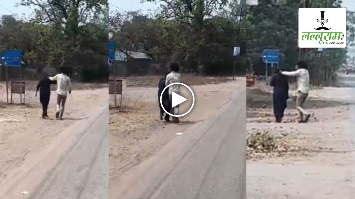 CG NEWS: शराबी पति ने पत्नी को सड़क पर सरेआम पीटा, फिर दोनों पहुंचे थाने, सोशल मीडिया पर VIDEO वायरल