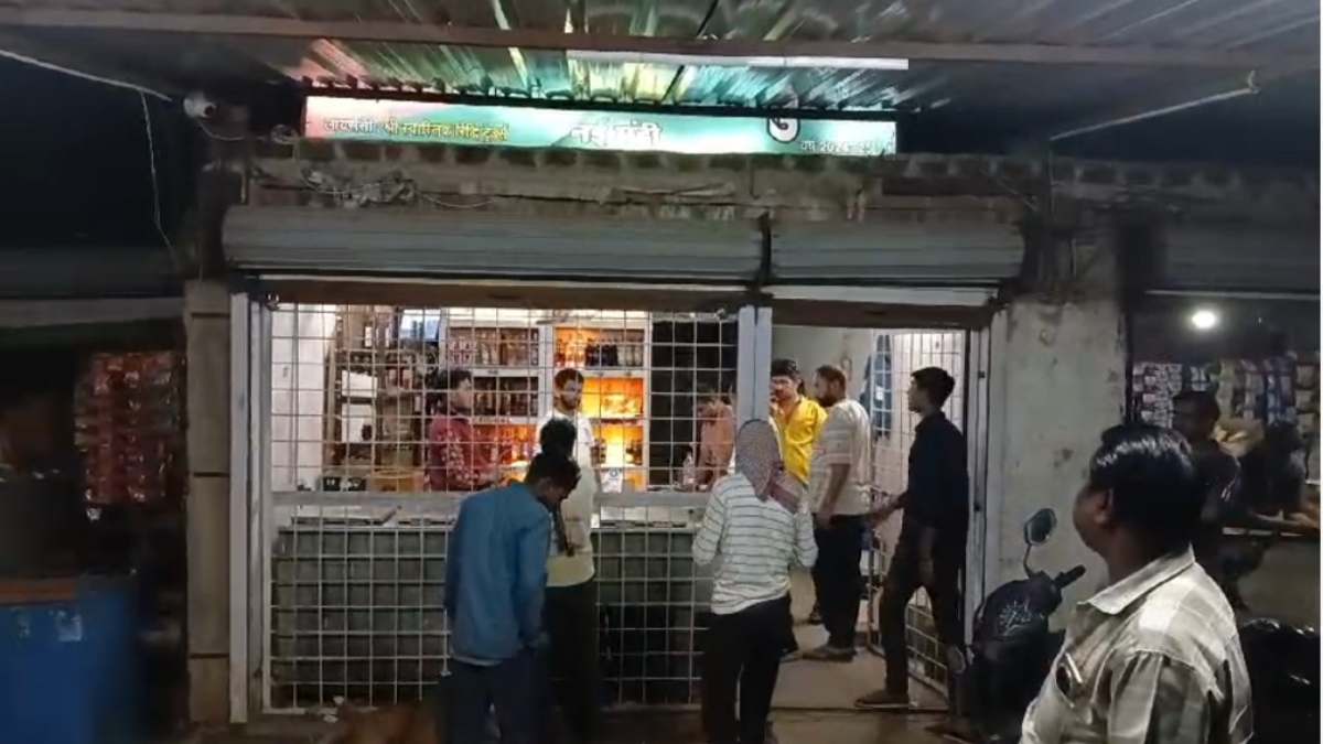 दबंगों की दबंगई: देर रात शराब दुकान पर पत्थरबाजी, फिर तोड़फोड़ कर लूटे डेढ़ लाख रुपए, सड़क पर 18 हजार फेंक हुए फरार
