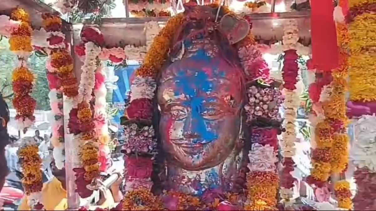 रंगपंचमी पर होली खेलने मंदिर से निकले ‘महादेव’, भक्तों ने किया फूलों और गुलाल से स्वागत, स्वर्ण मुकुट और भव्य श्रृंगार में दिखे अचलेश्वर महाराज