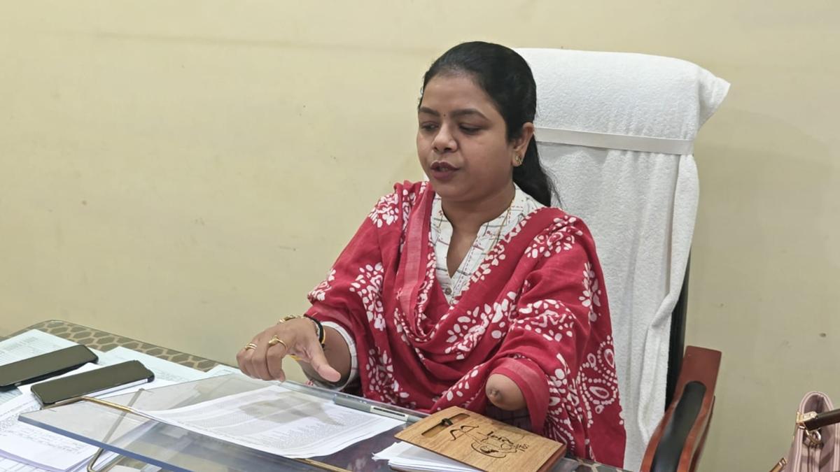 International Women’s day special: हौसले की उड़ान, बचपन में छूटा एक का सहारा, लेकिन नहीं हारी हिम्मत, कमजोरी को ताकत बना मिसाल बनी दिव्यांग महिला CMO