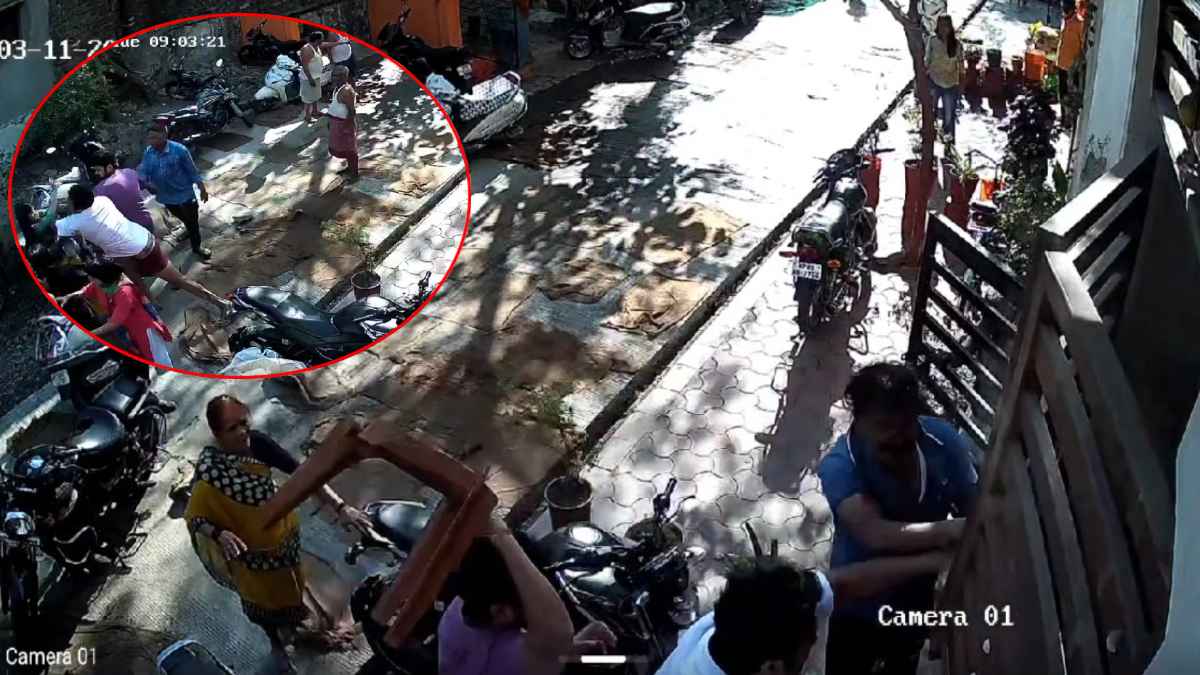 दिनदहाड़े बदमाशों की गुंडागर्दी: गेट तोड़ घर में घुसकर हेलमेट और कुर्सी से किया हमला, बीच-बचाव करने आई बेटियों को भी पीटा, CCTV में कैद वारदात