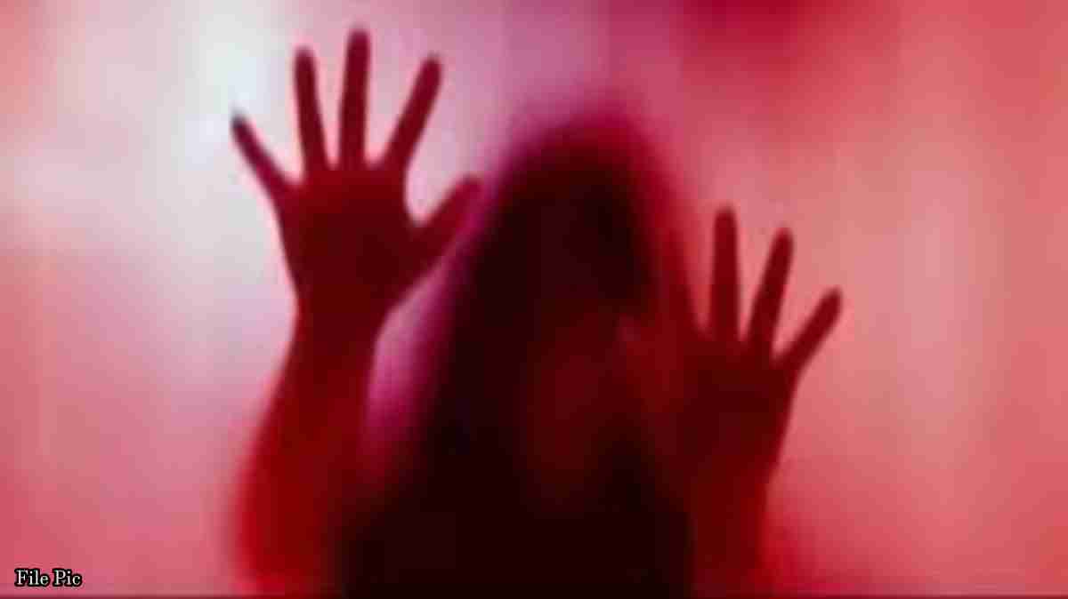 अब बच्चियां घर में भी सुरक्षित नहीं: घर पर अकेली नाबालिग से गैंगरेप करने वाले आरोपियों को पुलिस ने 24 घंटे के भीतर किया गिरफ्तार