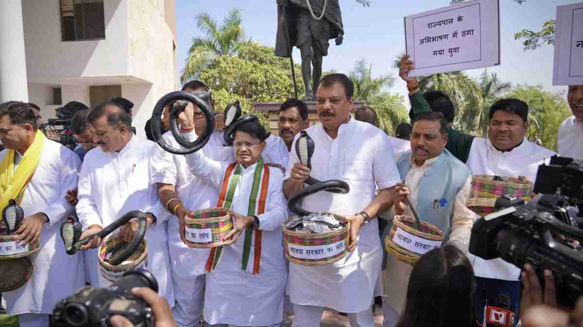 विधानसभा में सांप लेकर पहुंचे कांग्रेस विधायक, सीएम बोले- जो सपेरे हैं वो सांप पकड़ते रहेंगे