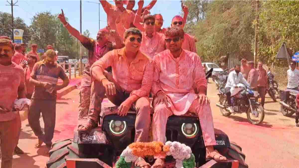 अफसरों ने उड़ाई नियमों की धज्जियां: ओपन जीप की बोनट पर बैठकर घूमते रहे कलेक्टर-SP, पुलिस भी बिना हेलमेट आई नजर, Video Viral