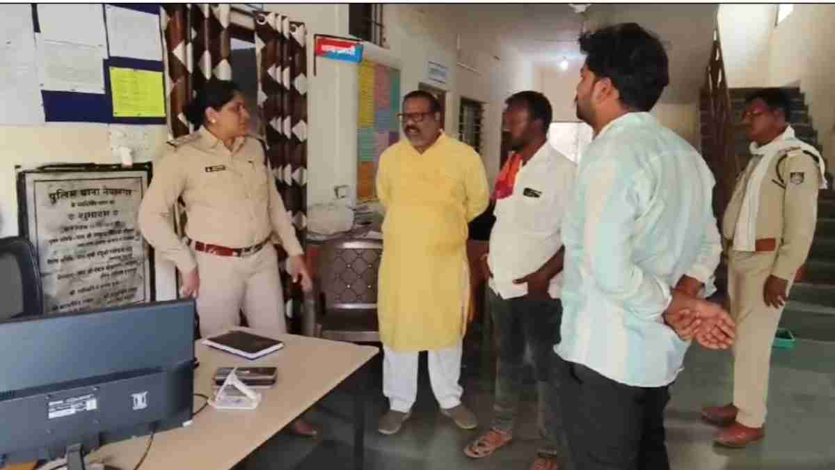घर से लापता हुई सगी बहनें: परिजनों ने थाने में जमकर किया हंगामा, कहा- धर्मांतरण और लव जिहाद हुआ है