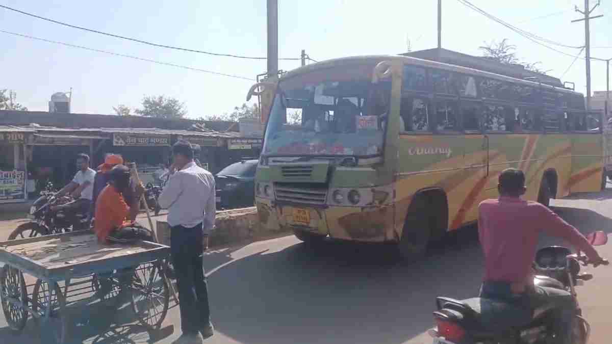 इस शख्स ने बीच सड़क ठेला लगाकर रोक दी यात्रियों से भरी बस, डंडा लेकर किया कुछ ऐसा, Video देख रह जाएंगे हैरान