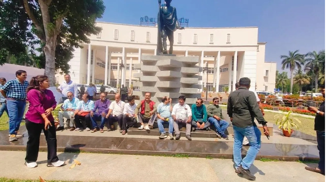 ओडिशा विधानसभा की प्रेस गैलरी में पत्रकारों को मोबाइल फोन ले जाने से रोक, विरोध प्रदर्शन
