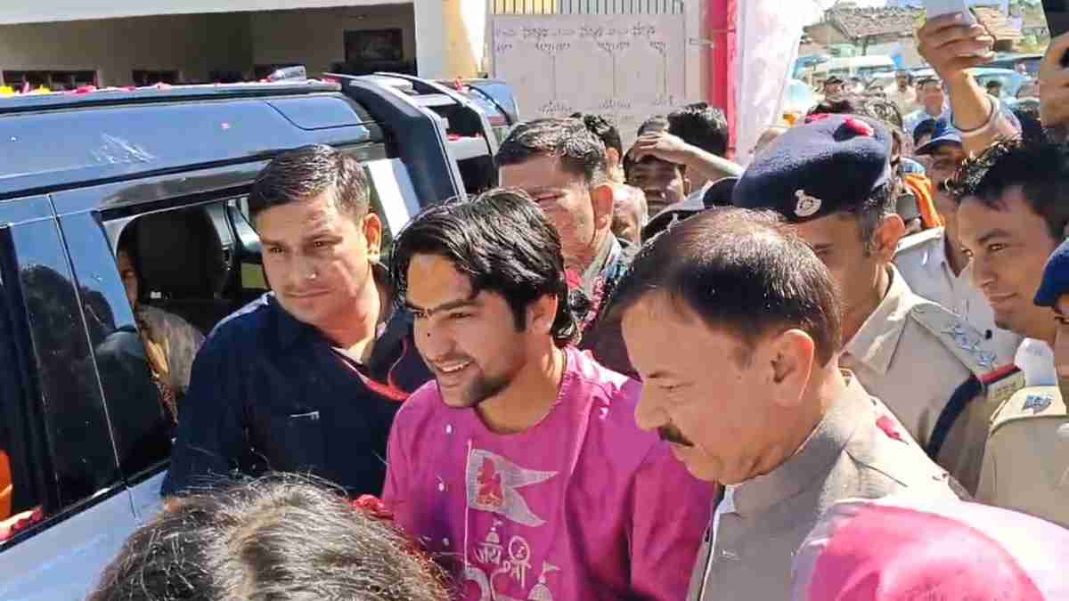 शिक्षा मंत्री राव उदय प्रताप सिंह के बेटे की शादी: पंडित धीरेंद्र शास्त्री हुए शामिल, मंत्री और कांग्रेस नेता ने मिलकर किया स्वागत