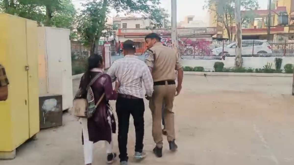 पोस्ट ऑफिस में ‘Lovebirds’ का हाईवोल्टेज ड्रामा: विवाद के बाद युवती और कर्मचारी के बीच झूमाझटकी, हाथ पकड़कर थाने ले गई पुलिस