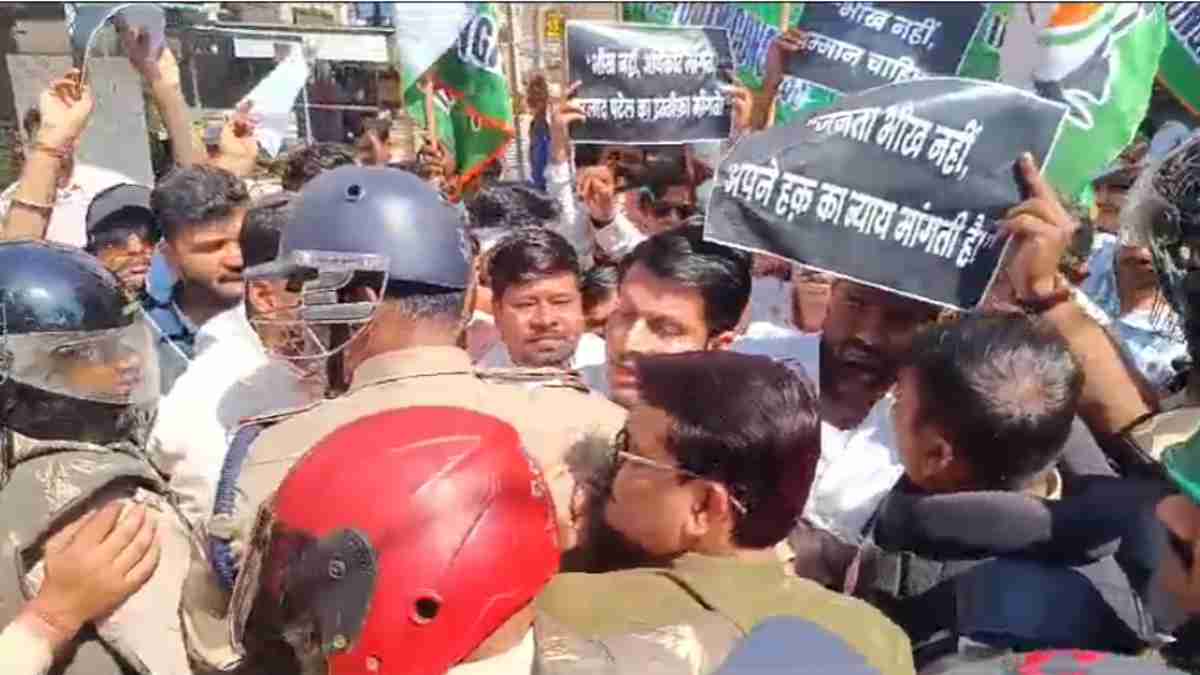 मंत्री के ‘भीख’ मांगने वाले विवादित बयान पर हंगामा: यूथ कांग्रेस ने किया प्रदर्शन, प्रह्लाद पटेल के बंगले का घेराव करने से पहले पुलिस ने कार्यकर्ताओं को रोका