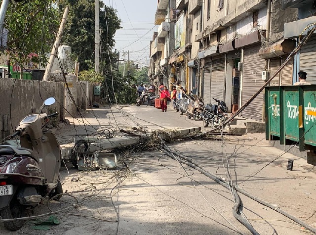 गाड़ी चालक ने की लापरवाही… बिजली खंबे को मारी ऐसी ठोकर की विभाग को लगा लाखों का चूना