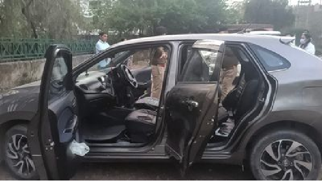 महिला कांस्टेबल की कार के अंदर मिली लाश, मौत का कारण अज्ञात