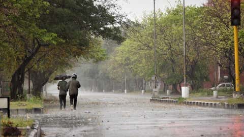 Bihar Weather Today : बिहार में कहीं गर्मी तो कहीं बारिश के असार, जानें आज अपने जिले के मौसम का हाल…