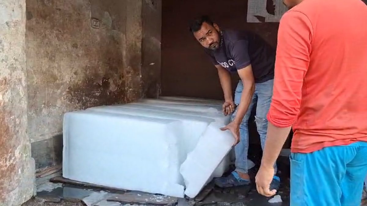 बर्फ फैक्ट्री पर छापा: भारी गंदगी के बीच चल रहा था काम, कई अन्य दुकानों से भी लिए गए खाद्य पदार्थों के नमूने