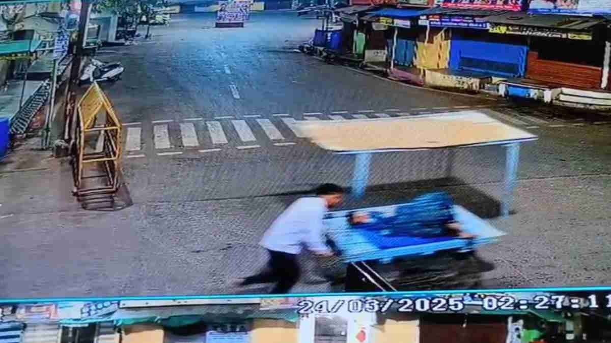 सिस्टम की लापरवाही ने ली नवजात की जान: प्रसव पीड़ा होने पर भी अस्पताल ने नहीं किया एडमिट, गर्भवती की ठेले में हुई डिलीवरी
