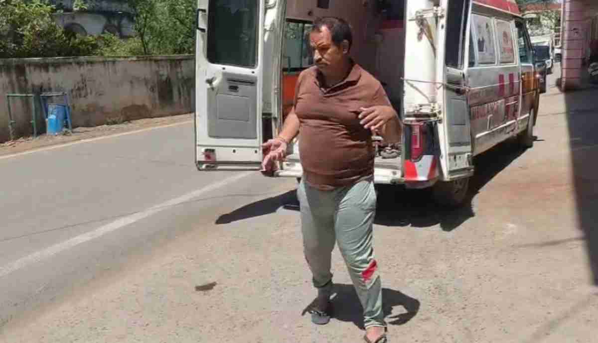 ये देंगे शिक्षा? बीच सड़क नशे में झूमता मिला प्रोफेसर, जमीन पर लौटते Video Viral