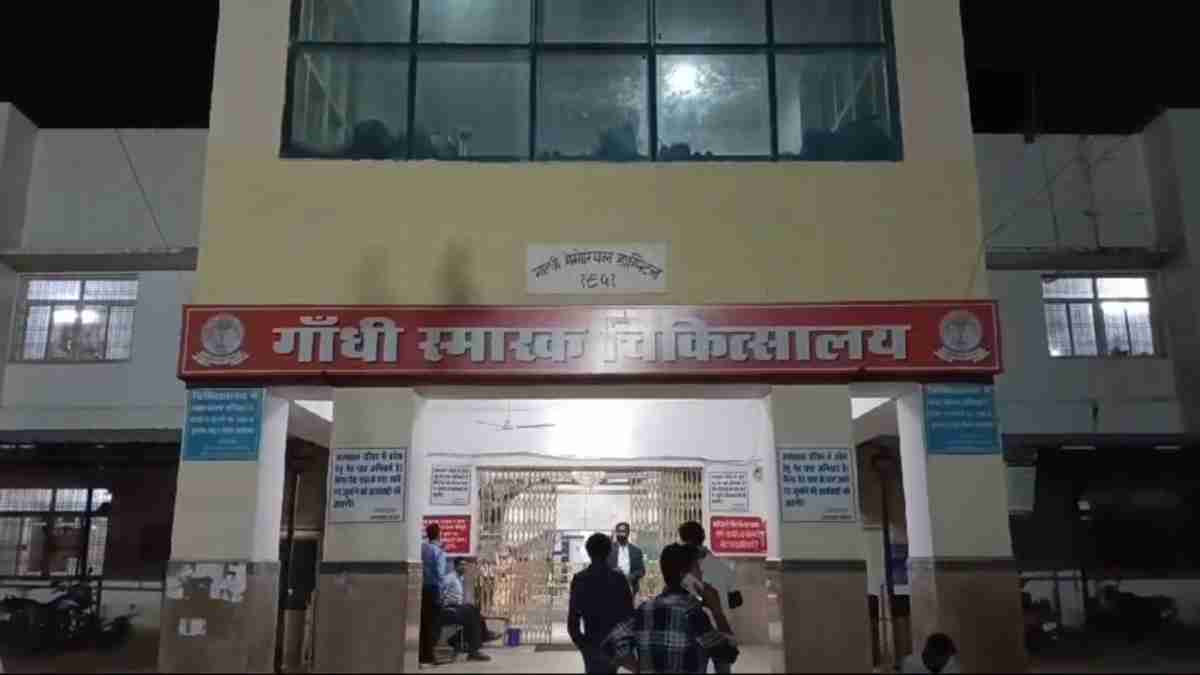 ये क्या हुआ! रीवा के संजय गांधी अस्पताल की बड़ी लापरवाही, डिलीवरी के बाद कई महिलाओं की याददाश्त गायब, जिम्मेदार बोले- छोटे-मोटे रिएक्शन रोज होते रहते हैं…