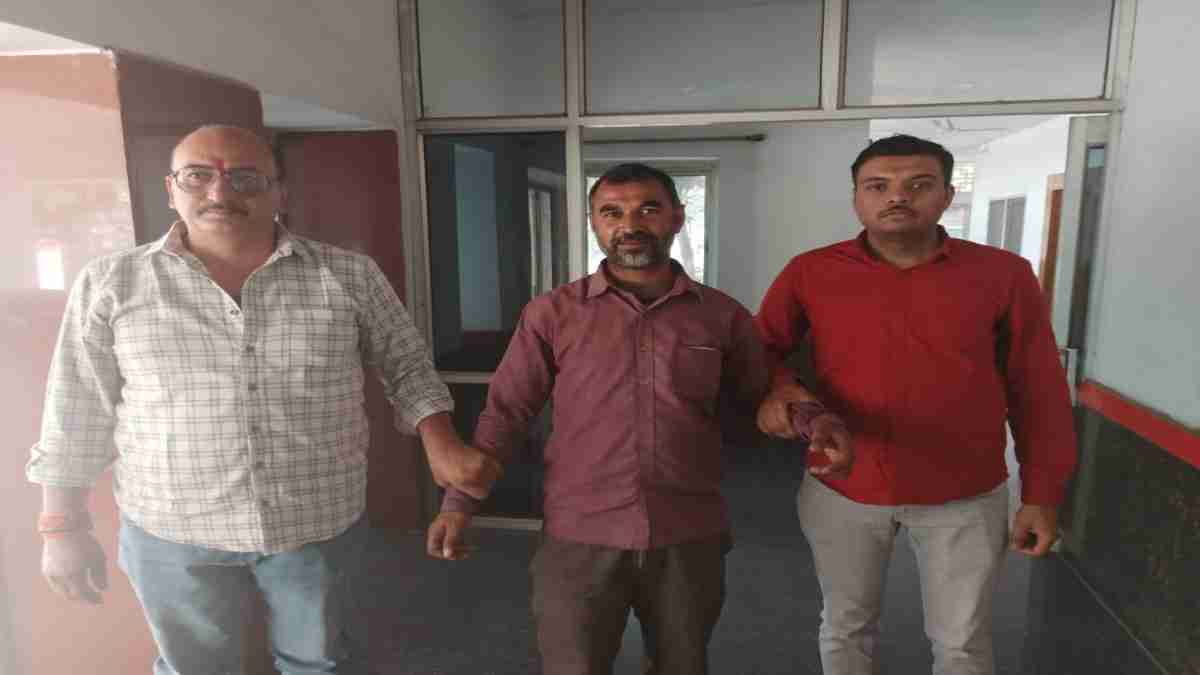 भ्रष्टाचार पर EOW की बड़ी कार्रवाई: 5 हजार की रिश्वत लेते रोजगार सहायक गिरफ्तार, किसान से मांगा था 10 परसेंट कमीशन