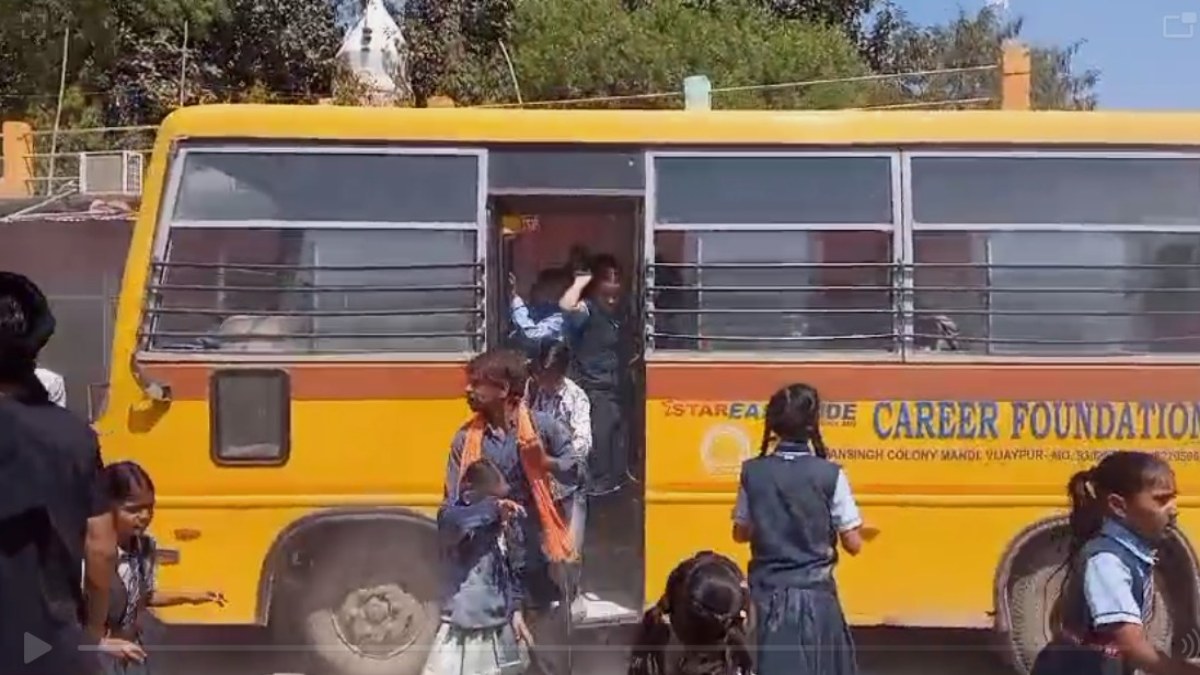 छात्र की शरारत से हलक में अटकी लोगों की जान: चलती बस में चुपके से खोल दी फायर सेफ्टी सिलेंडर की पिन, धुआं उठते ही मच गया हड़कंप