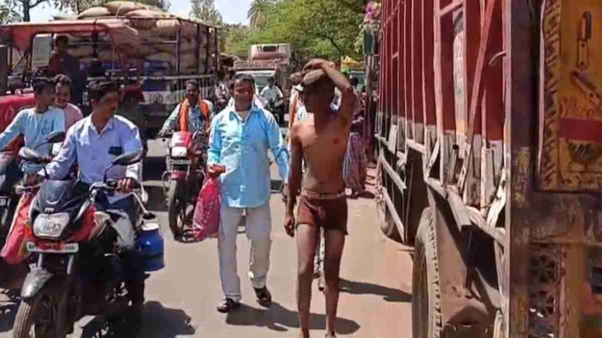 आदिवासी युवक को किया अर्धनग्न, Video: सिर पर चप्पल रख निकाला जुलूस, पत्नी के साथ ऐसा काम करने पर पति को दी तालिबानी सजा
