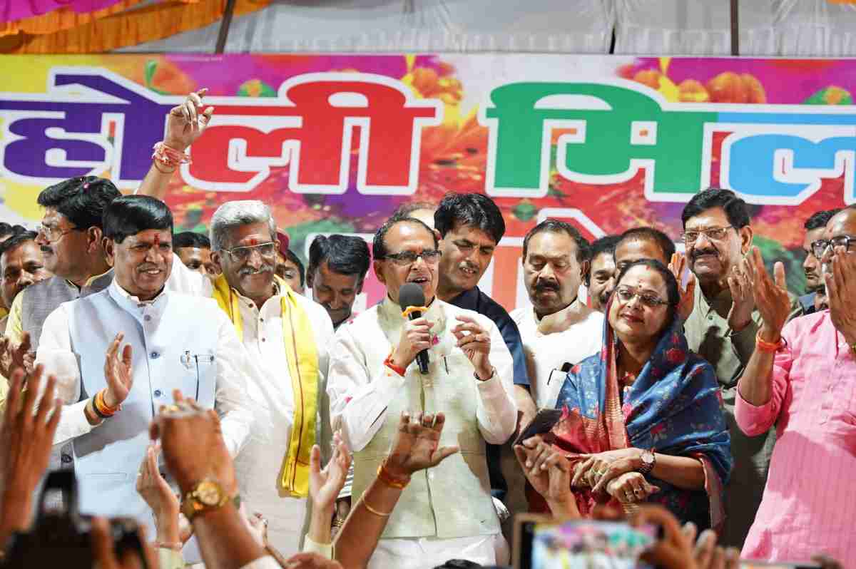 पत्नी साधना संग गणेश मंदिर पहुंचे शिवराज सिंह, ‘ये देश है वीर जमानों का’ गाकर बांधा समां, ‘मामा’ के गीत पर जमकर थिरके कार्यकर्ता, देखें Video