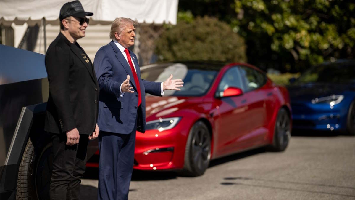Trump bought Tesla car: डोनाल्ड ने एलन मस्क से खरीदी लग्जरी कार, कीमत जानकर उड़ जाएंगे आपके होश !