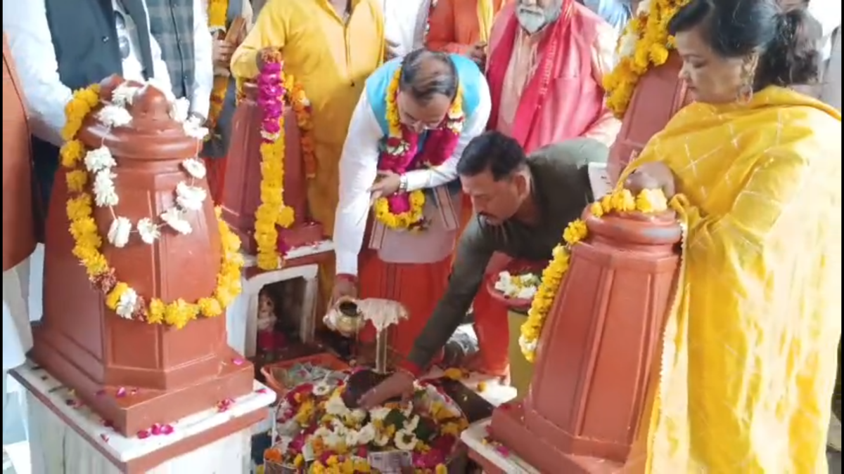 दतिया पहुंचे UP के डिप्टी सीएम केशव प्रसाद मौर्य, मां बगलामुखी के किए दर्शन, कहा- आस्था पर सवाल उठाना महापाप