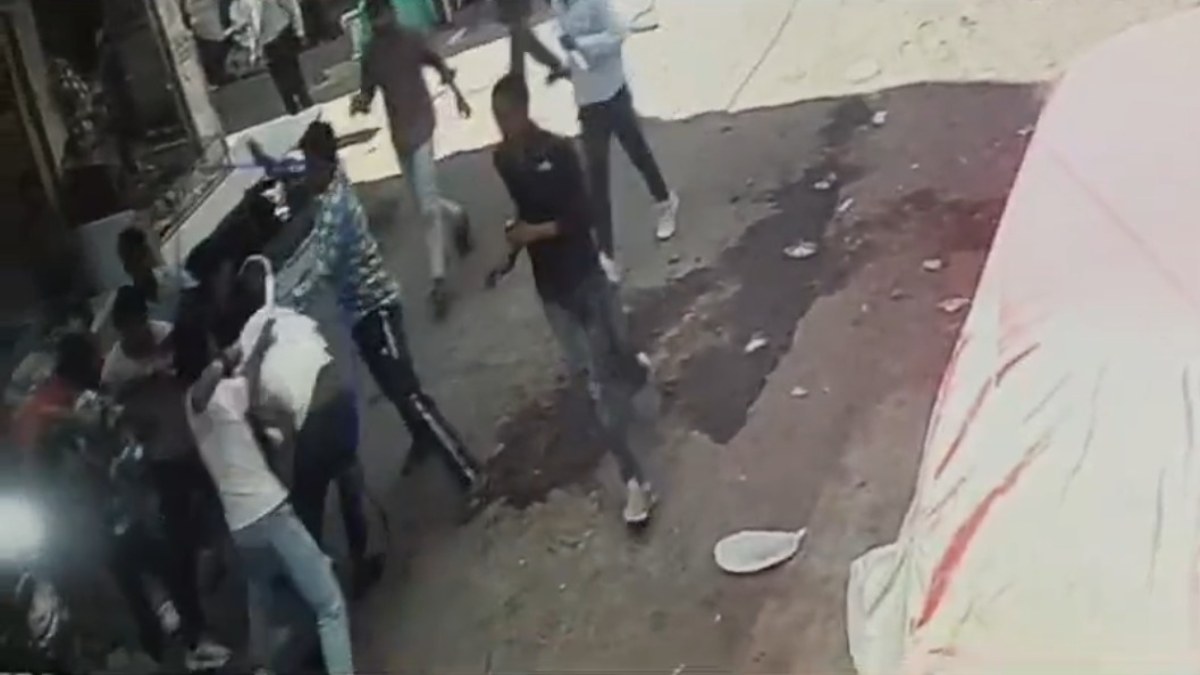 परीक्षा में नकल नहीं कराने पर छात्र से मारपीट: आधा दर्जन युवकों ने बेल्ट और लात-घूसों से पीटा, घटना CCTV में कैद