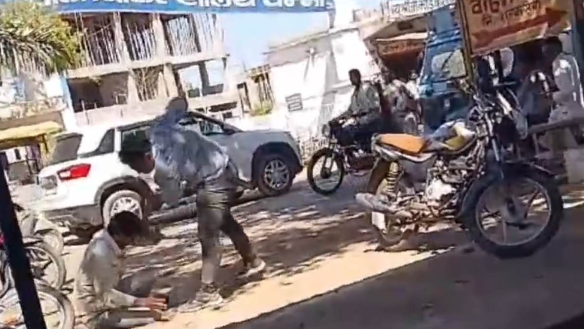 हाई वोल्टेज हंगामे का LIVE VIDEO: फिल्मी स्टाइल में युवक की लात-घूंसों से पिटाई, फिर बाइक उठा ले गया बदमाश
