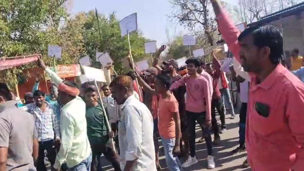 धार्मिक स्थल से लगी भूमि पर कब्रिस्तान बनाने पर विरोध: नेशनल हाईवे पर ग्रामीणों ने लगाया जाम, प्रदर्शन कर कब्जे से मुक्त कराने की मांग