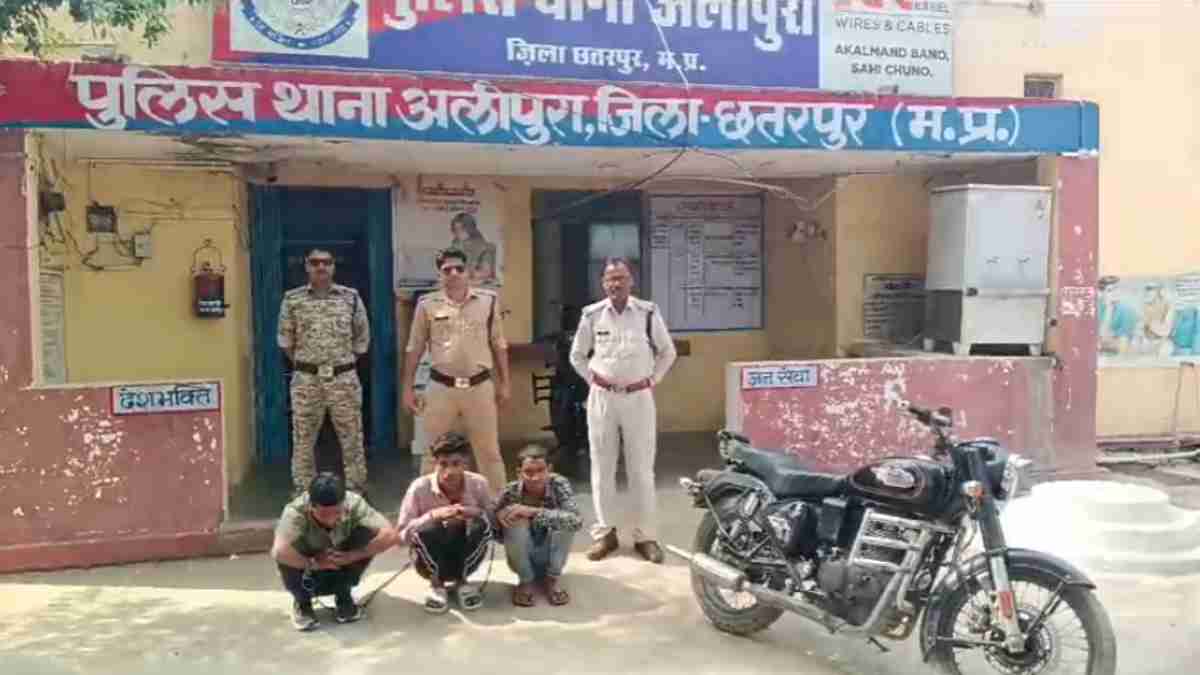 धाम की जगह पहुंचे सलाखों के पीछे: बागेश्वर धाम जाने के दौरान खत्म हुआ बाइक का पेट्रोल, युवकों ने कट्टा अड़ाकर दंपत्ति के छीन लिए आभूषण