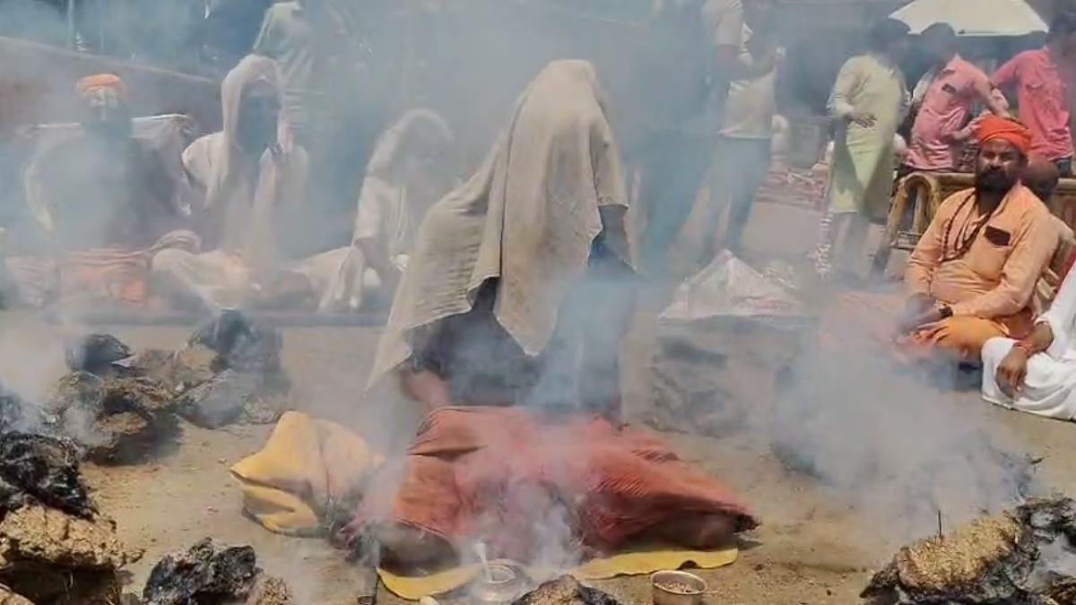 संत समाज का अनोखा आंदोलन: तपती धूप में कंडों की धूनी के बीच बैठे, मांग पूरी नहीं होने पर दी ये चेतावनी