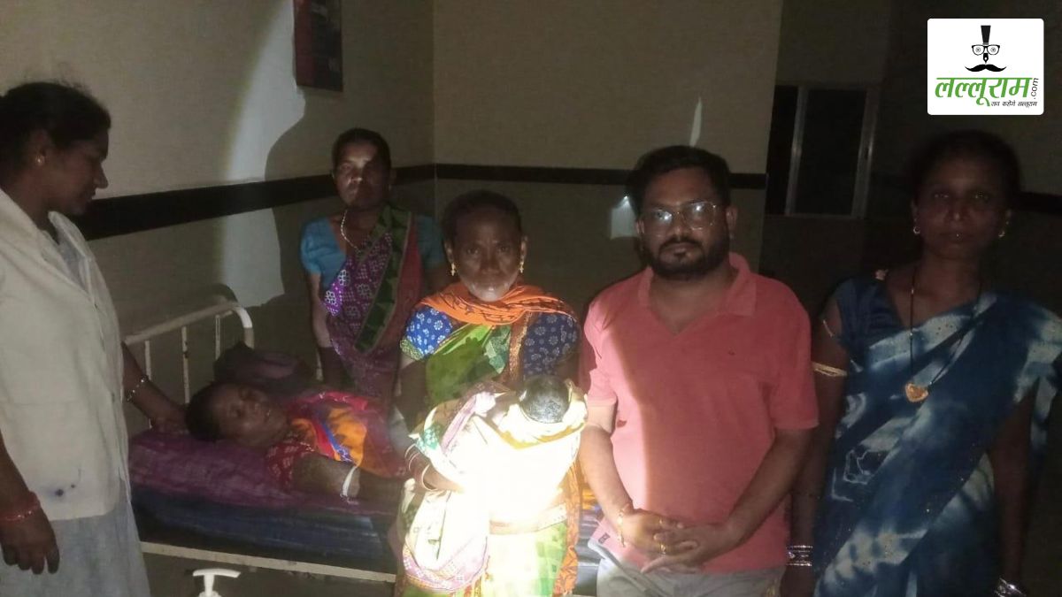 वेंटिलेटर पर ‘हेल्थ सिस्टम’: अस्पताल की बिजली गुल हुई तो डॉक्टर ने मोबाइल की रौशनी में कराया प्रसव, जनरेटर की नहीं है सुविधा, सोलर सिस्टम पड़ा ठप