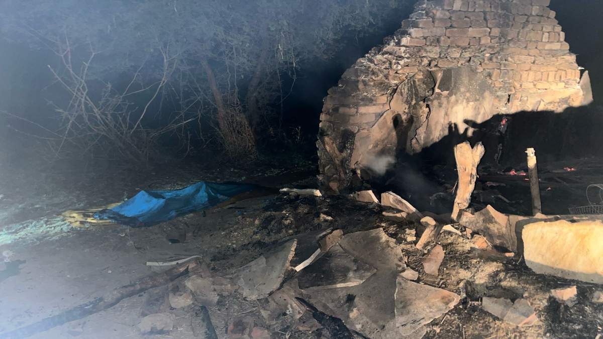 झोपड़ी में लगी आग: अंदर सो रही पांच वर्षीय आदिवासी बच्ची की जलकर मौत, काम पर गया था परिवार