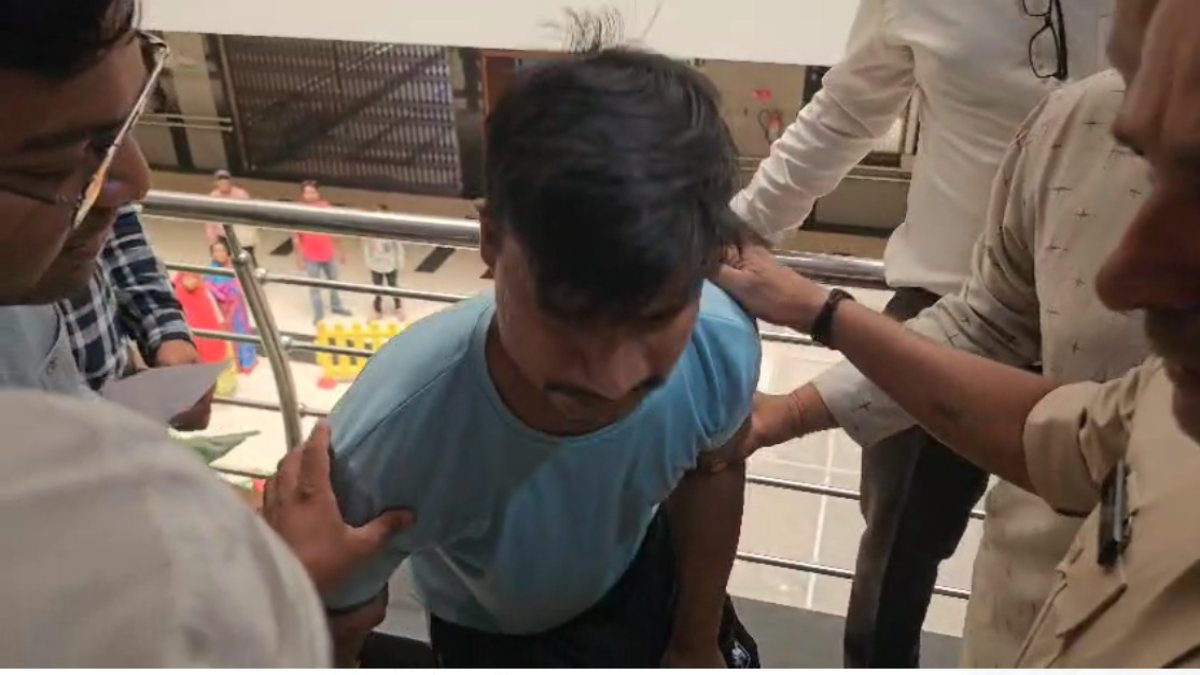 दिव्यांग युवक ने की आत्मदाह की कोशिश: कलेक्टर की जनसुनवाई में खुद पर डाला पेट्रोल, आग जलाते ही.., मंजर देख मच गया हड़कंप