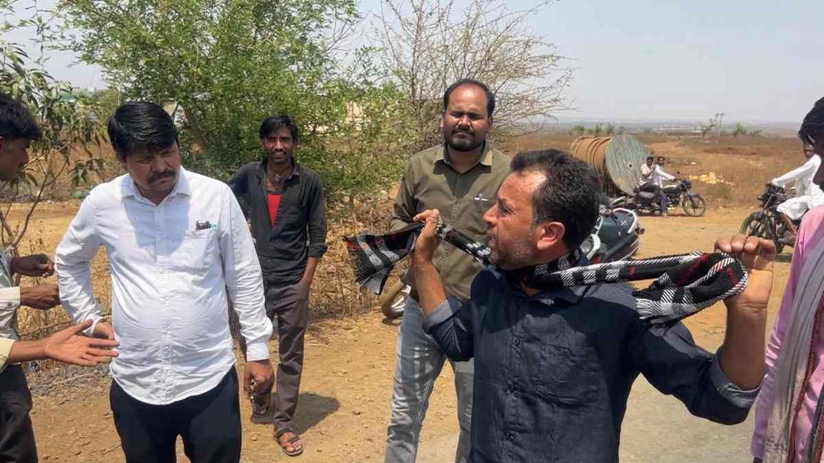 तहसीलदार के सामने किसान ने की फांसी लगाने की कोशिशः पांच दिनों से गेहूं तुलवाने का इंतजार कर रहे किसानों ने किया चक्काजाम, अधिकारियों को सुनाई खरी खोटी