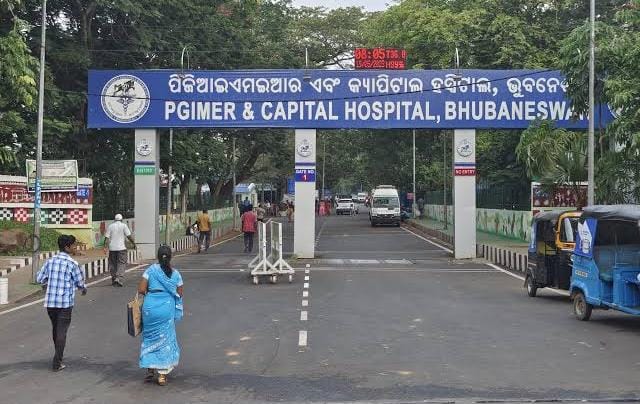 कैपिटल अस्पताल में टिकट के लिए लंबी लाइन… ई-टिकट मशीनें तो हैं लेकिन लोगों को जानकारी नहीं