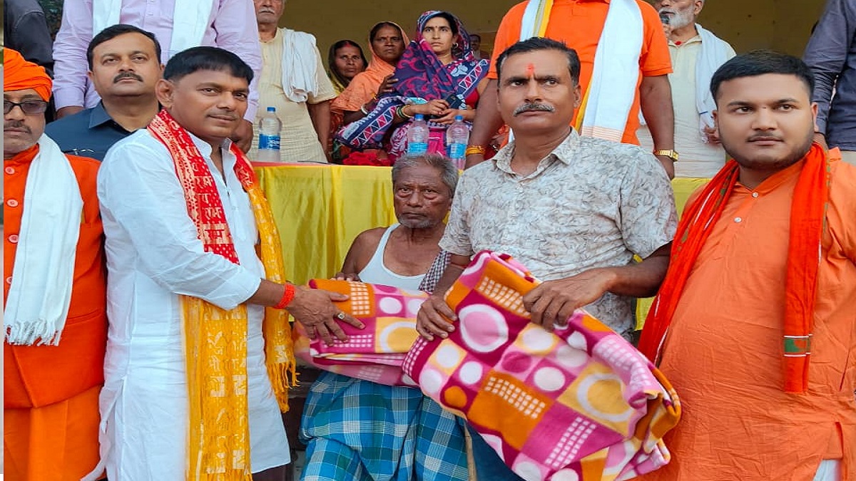 वाह मंत्री जी वाह…इस भीषण गर्मी में खेल मंत्री सुरेंद्र कुमार महतो ने लोगों में बांटा कंबल