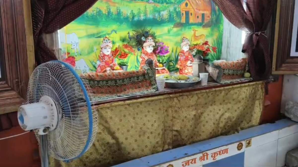 भीषण गर्मी में ‘भगवान’ को दी जा रही राहत: श्रीकृष्ण को चंदन का लेप, दही-छाछ और ठंडे फलों का भोग भी लगाया