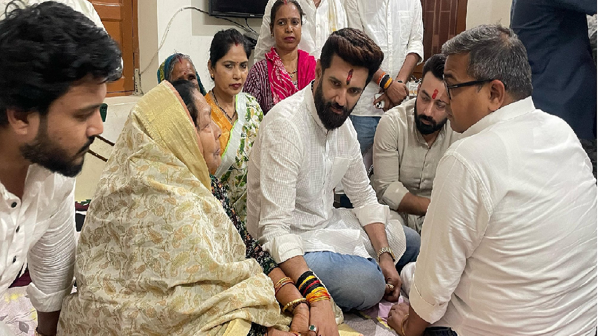 ‘तो दूर तलक जाएगी बात’, अपनी बड़ी मां राजकुमारी से मिलने शहरबन्नी पहुंचे चिराग पासवान, चाचा पशुपित पर बड़ा आरोप लगाते हुए कहा- उन्होंने पहले ही…
