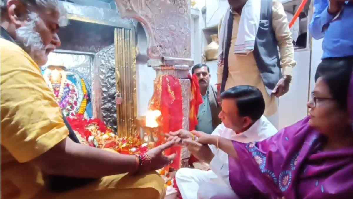 मैहर पहुंचे डिप्टी CM: परिवार संग मां शारदा के किए दर्शन, वक्फ बिल को लेकर कही ये बड़ी बात