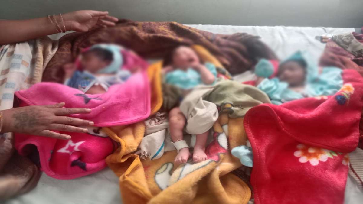 महिला की हुई अनोखी डिलीवरी: एक साथ तीन बच्चों को दिया जन्म, दो बेटी और एक बेटा आने से परिवार में खुशी का माहौल