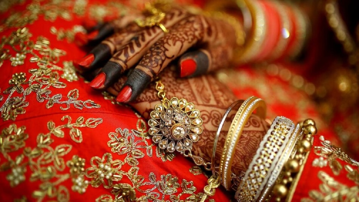 दुखद: शादी के कुछ घंटे बाद सड़क हादसे में दुल्हन समेत 4 महिलाओं की मौत, बेटी की जलती चिता देख टूट गया पूरा परिवार