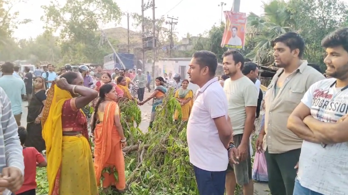 नालंदा: बिजली-पानी की मांग को लेकर सड़क पर उतरे लोग, मुख्य सड़क को जाम कर काटा बवाल, आंधी के बाद से गुल है बत्ती मीटर