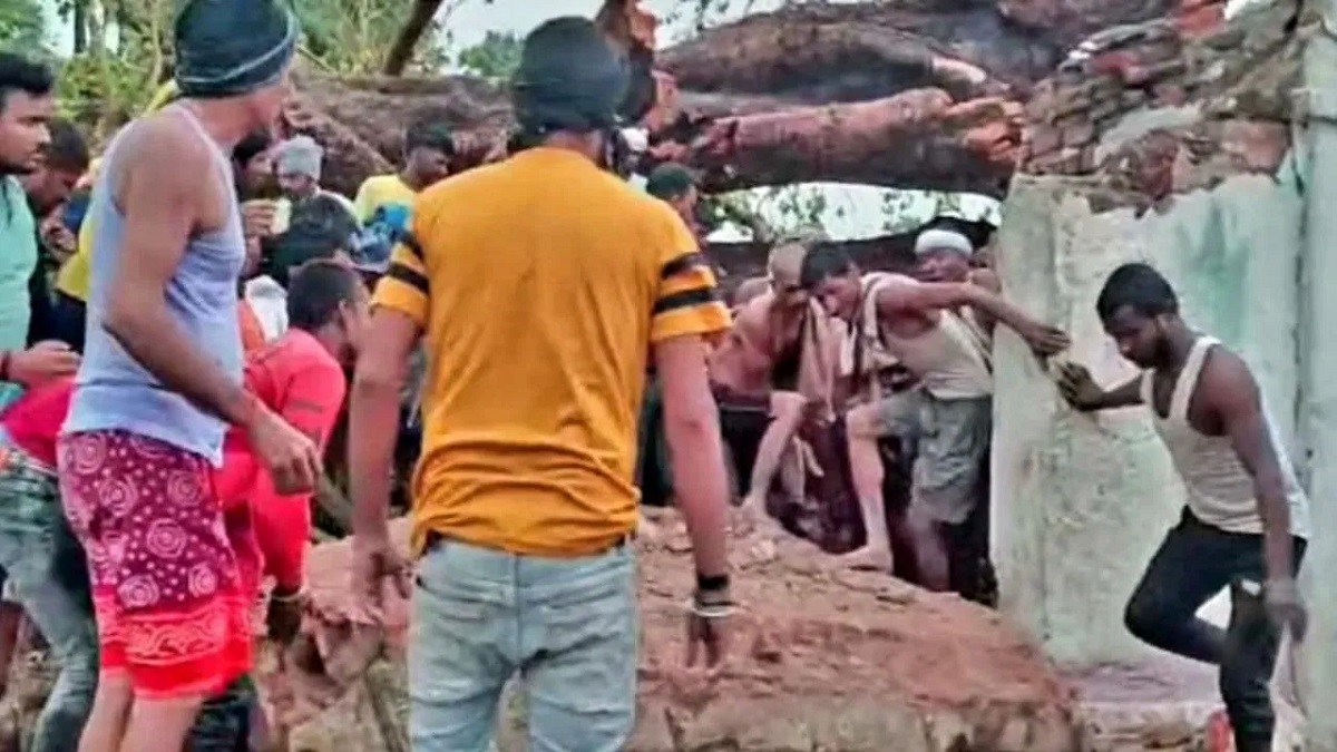 नालंदा में बड़ा हादसा, बारिश और आंधी से बचने के लिए लोगों ने मंदिर में ली थी शरण, विशाल पेड़ के गिरने से दबकर 6 की मौत, कई घायल