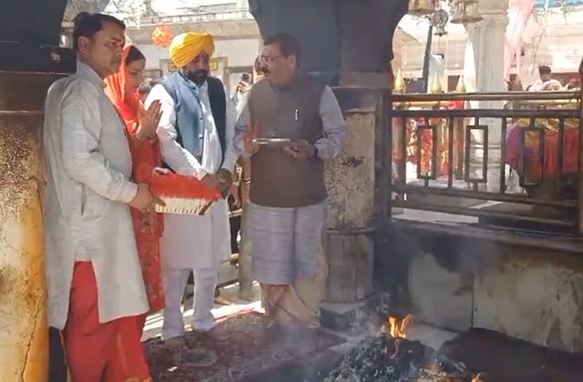 सीएम भगवंत मान और उनकी पत्नी डॉ. गुरप्रीत कौर ने की श्री नैना देवी मंदिर में पूजा-अर्चना