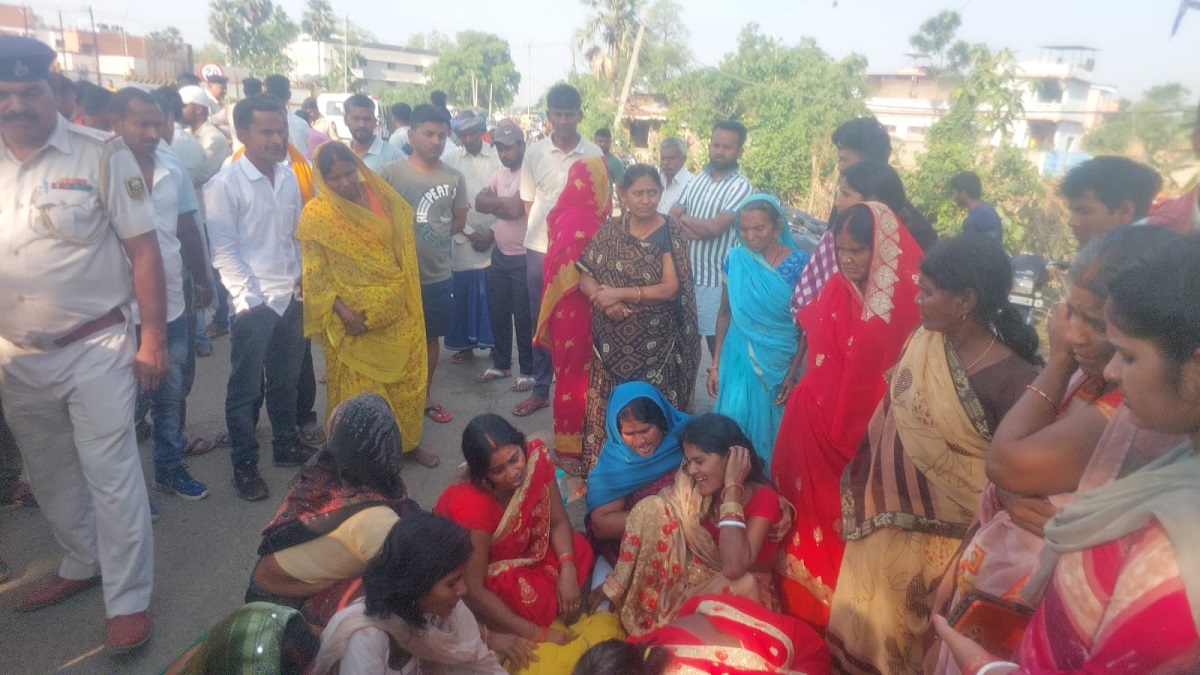 सड़क हादसे में युवक की दर्दनाक मौत, मां को लाने नानी घर जा रहा था रोशन, घटना से आक्रोशित लोगों ने शव को सड़क पर रख किया चक्काजाम