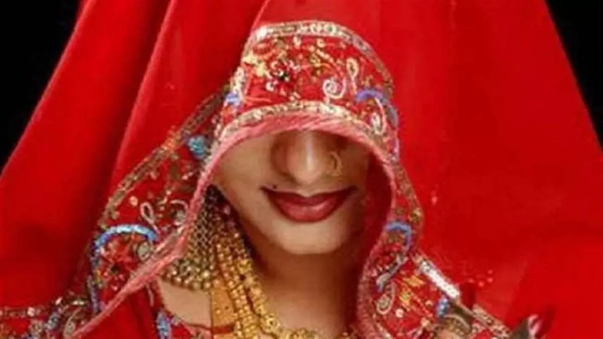 समस्तीपुर: दूसरे मर्द के साथ था अवैध संबंध! सीने पर बैठकर पति को पिलाया जहर और मारा चाकू, घटना के बाद से पत्नी फरार