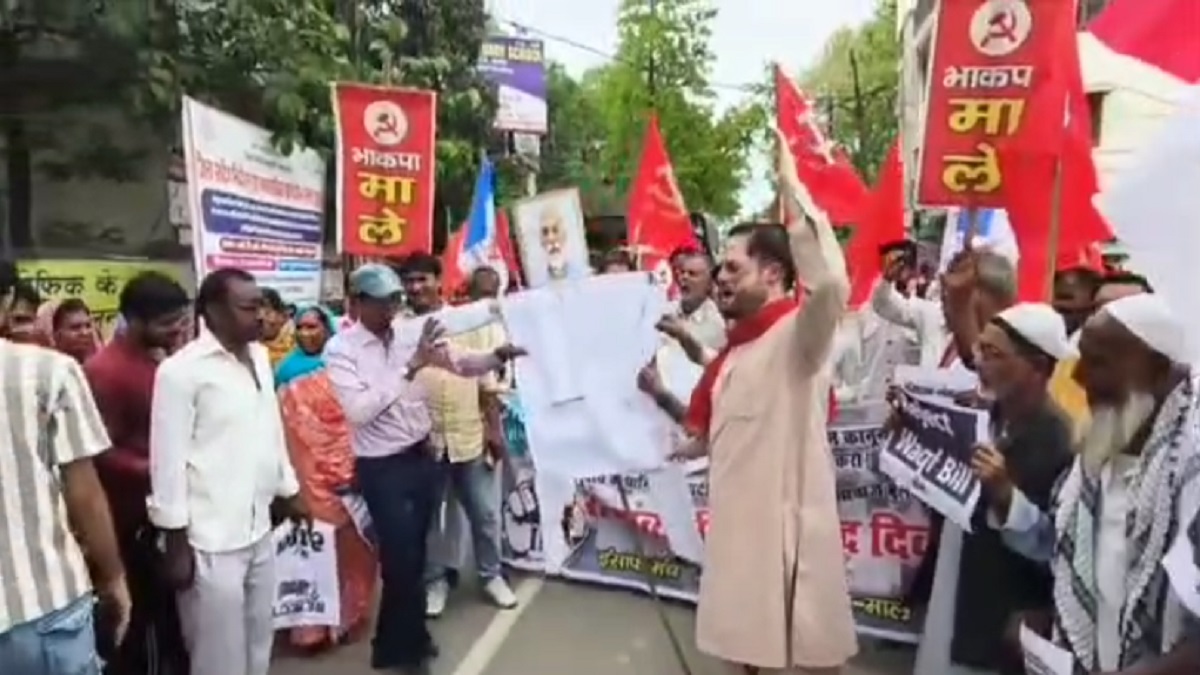बेगूसराय: भाकपा माले ने फूंका पीएम मोदी का पुतला, वक्फ बिल को वापस लेने की मांग